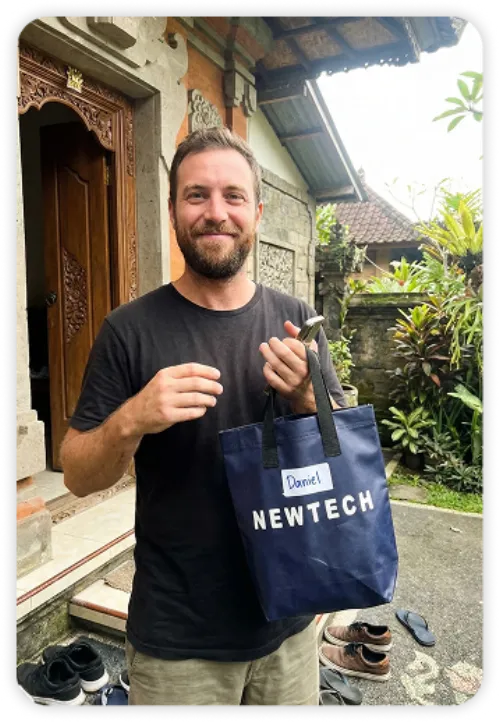 Cliente con su pedido entregado